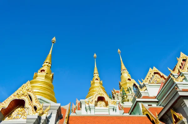 Gouden pinnacle van Thaise tempel — Stockfoto