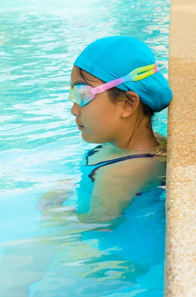 Chica joven nadando —  Fotos de Stock