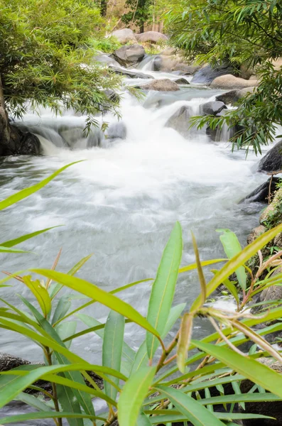 Waterval op het spoortraject — Stockfoto