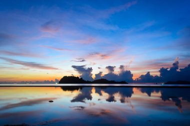 şapka sai RI Beach'te chumphon güneş doğarken