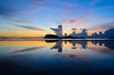 şapka sai RI Beach'te chumphon güneş doğarken