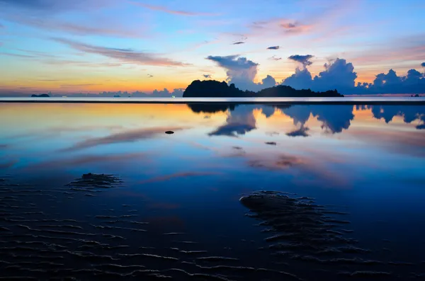 Východ slunce na pláži hat sai ri v Chumphonu — Stock fotografie