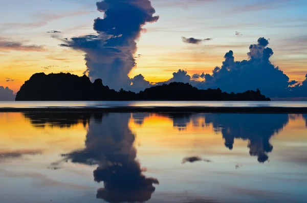 Sunrise at Hat Sai Ri beach in Chumphon — Stock Photo, Image