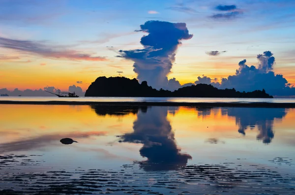 Salida del sol en la playa Hat Sai Ri en Chumphon — Foto de Stock