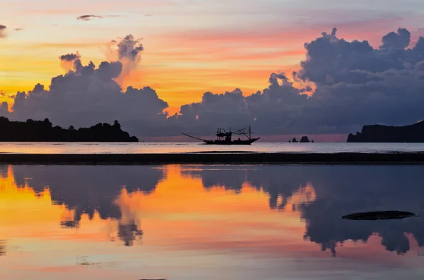 Soluppgång på hat sai ri beach i chumphon — Stockfoto