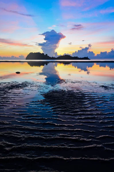 Soluppgång på hat sai ri beach i chumphon — Stockfoto