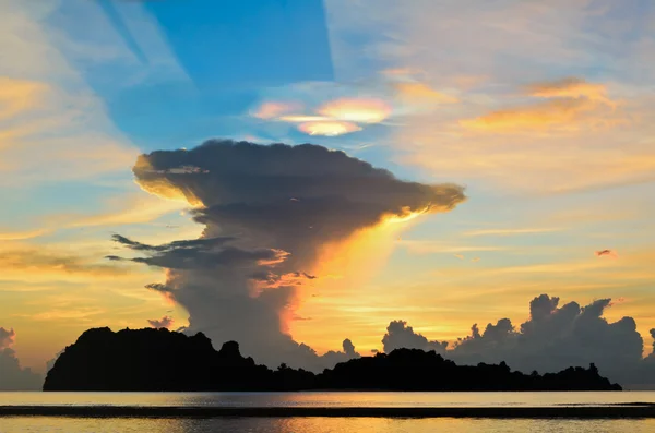 Soluppgång på hat sai ri beach i chumphon — Stockfoto