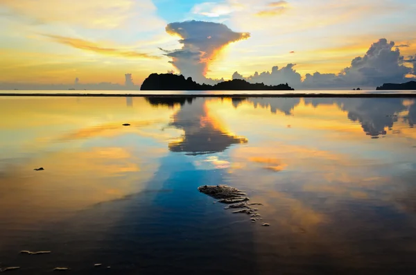 Sunrise at Hat Sai Ri beach in Chumphon — Stock Photo, Image