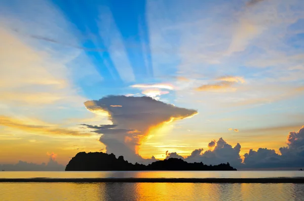 Схід сонця в капелюсі Сай ri beach в Чумфон — стокове фото