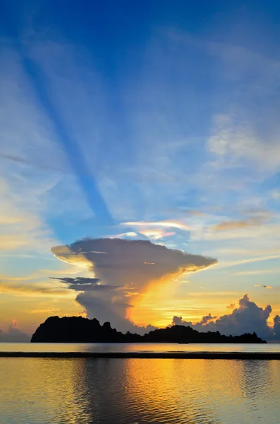 Sunrise at Hat Sai Ri beach in Chumphon — Stock Photo, Image