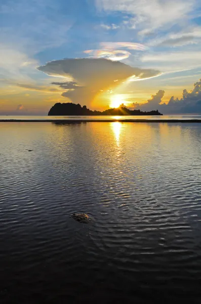 Soluppgång på hat sai ri beach i chumphon — Stockfoto