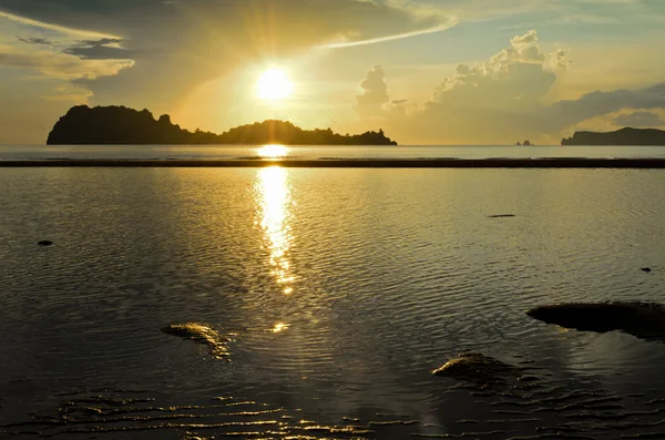 Soluppgång på hat sai ri beach i chumphon — Stockfoto