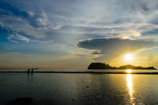 Soluppgång på hat sai ri beach i chumphon — Stockfoto