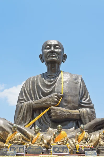 Gran estatua de Luang Pho a los monjes — Foto de Stock