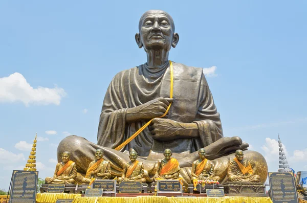 Gran estatua de Luang Pho a los monjes —  Fotos de Stock