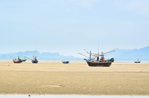 Barco encallado en la playa — Foto de Stock