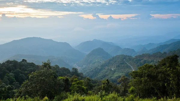 Wschód słońca w doi ang khang w prowincji Tajlandii chiang mai — Zdjęcie stockowe