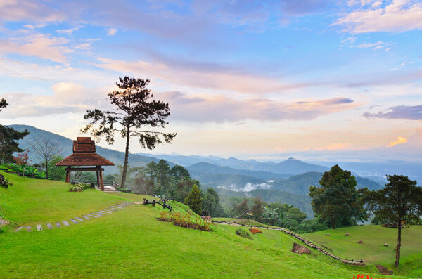 Пик для ошеломляющего вида на горы облака и туман
