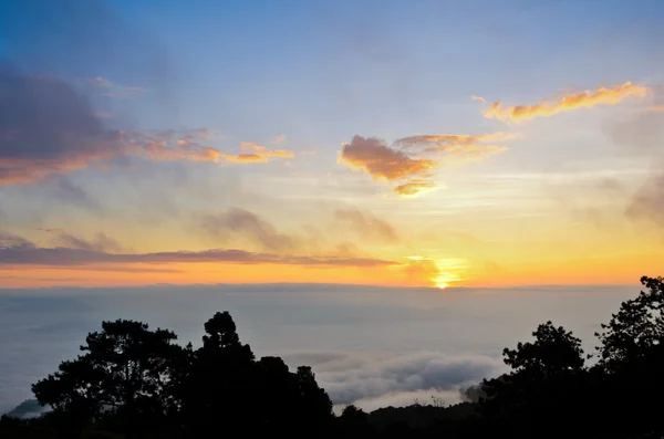 Alba colorata sopra le nuvole — Foto Stock