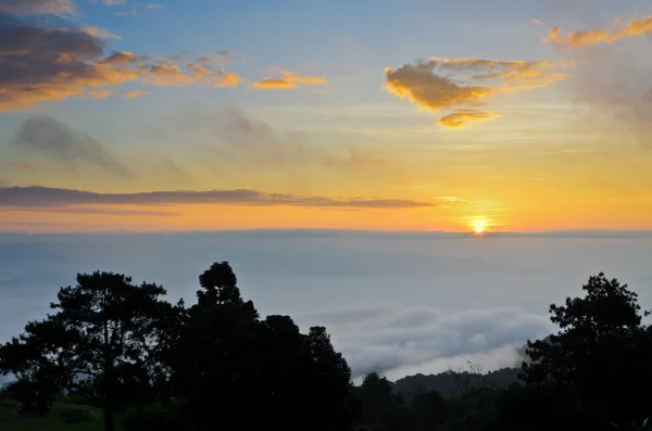 Colorful sunrise above the clouds — Stock Photo, Image