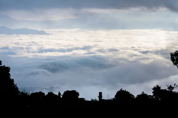 Paisaje de la nube por encima de la cordillera en la mañana — Zdjęcie stockowe