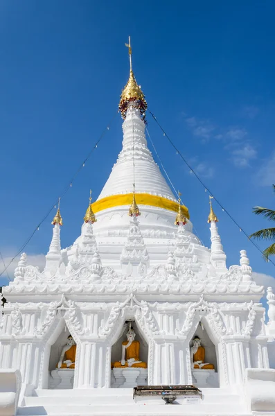 Biała pagoda architektury z północnej Tajlandii. — Stockfoto