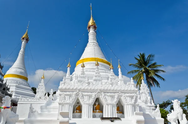 Weiße Pagodenarchitektur Nordthailands. — Stockfoto