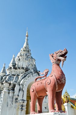 wat phra kırmızı aslan heykeli bu hariphunchai