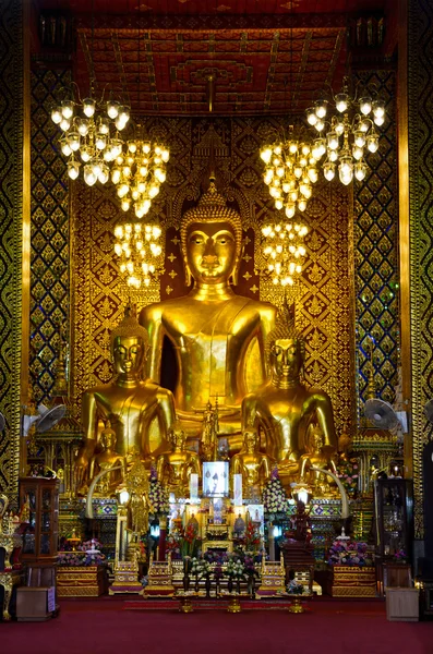 Estatua de Buda en una capilla — Foto de Stock