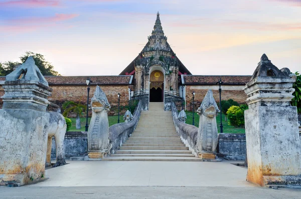 Frente Wat Phra que Lampang Luang templo — Fotografia de Stock