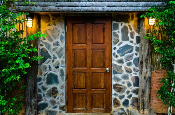 Drewniane drzwi w godzinach wieczornych — Zdjęcie stockowe