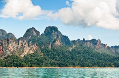 Yeşil Göl üzerinde yüksek dağ