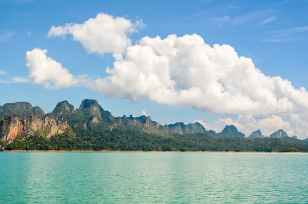 High mountain range above the green lake — Stock Photo, Image