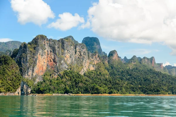 Hoge bergketen boven de groene lake — Stockfoto