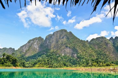 Yeşil Göl üzerinde yüksek dağ