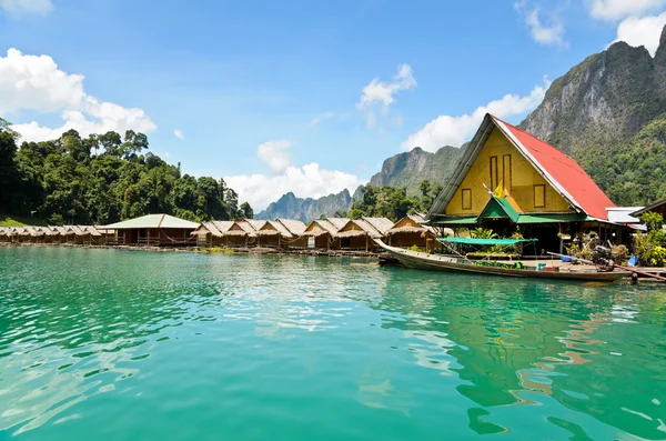 Bamboo floating resort — Stock Photo, Image