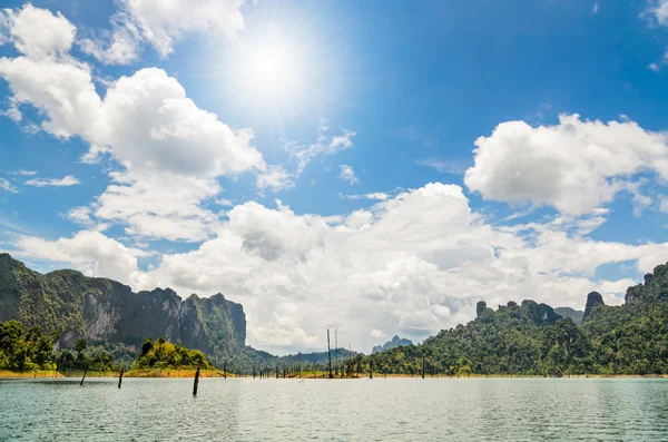 Slunce nad jezero a hory — Stock fotografie