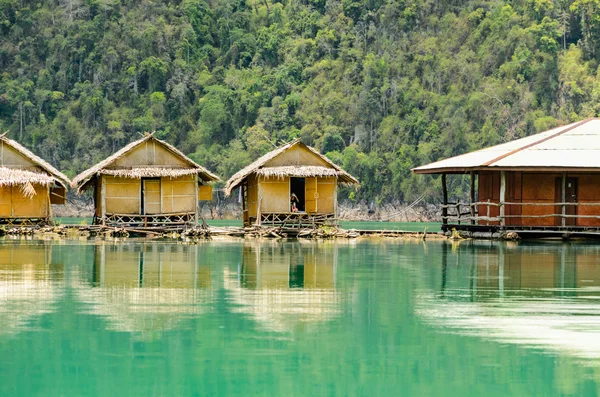 Schwimmendes Bambus-Resort — Stockfoto