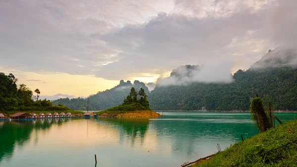 Bungalows mountains and lake — Stock Photo, Image