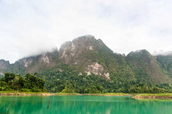 Beautiful high mountains and green lake — Stock Photo, Image
