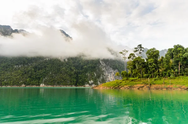 Beautiful high mountains and green lake — Stock Photo, Image