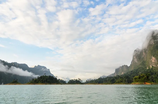 Obloha nad horami a zelené jezero — Stock fotografie