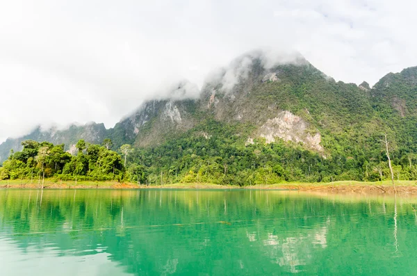 Schöner grüner Fluss und Berge — Stockfoto