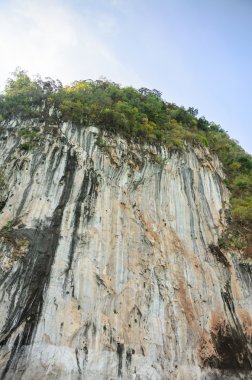 kireçtaşı Dağı'nın yüksek kayalıklarla
