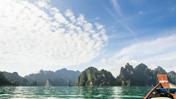 美しい島と緑の湖(タイの桂林 ) — ストック写真