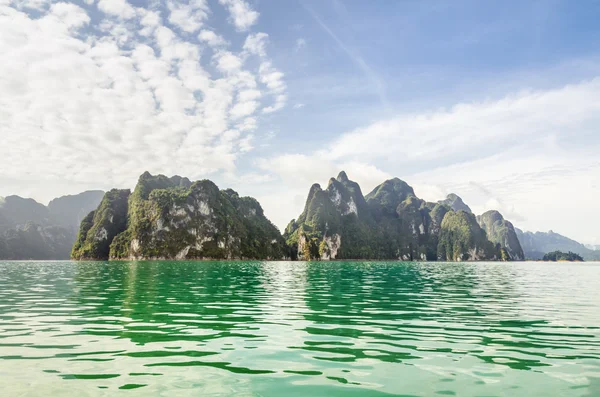 Hermosa isla y lago verde (Guilin de Tailandia  ) — Foto de Stock