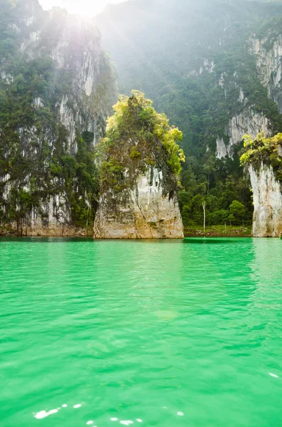 Krásný ostrov a zelené jezero (Guilin v Thajsku ) — Stock fotografie