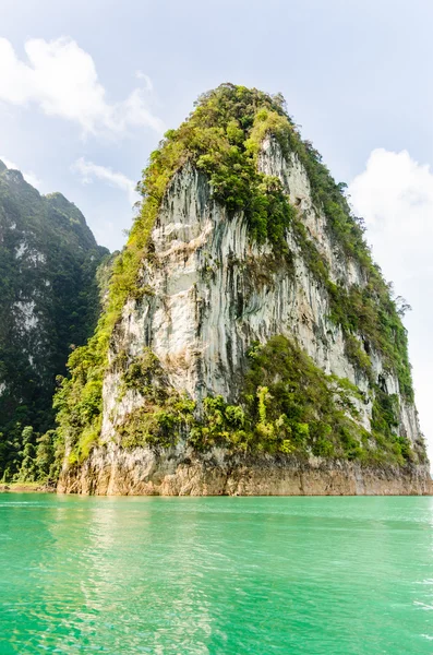 Prachtig eiland en groen meer (Guilin van Thailand ) — Stockfoto
