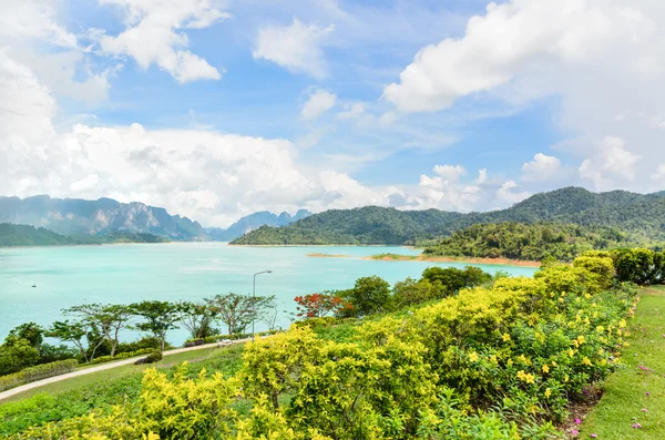 Scenic point of green lake at Ratchaprapha Dam — Stock Photo, Image