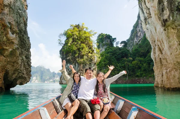 Szczęśliwa rodzinna łódź podróżna (Guilin Tajlandii ) — Zdjęcie stockowe